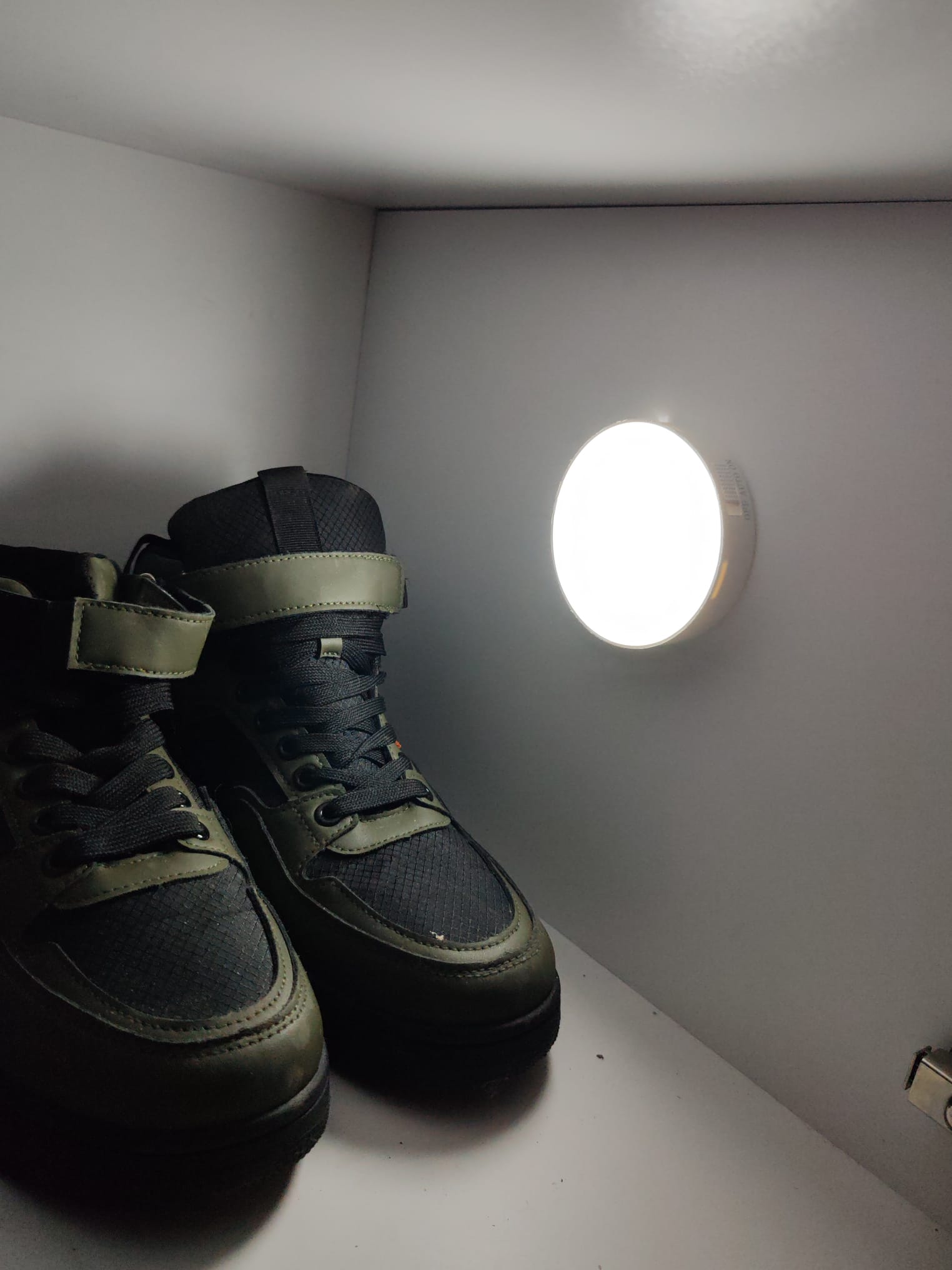 Lampa LED cu senzor de miscare - se aprinde automat noaptea (Pachet 2 bucati)